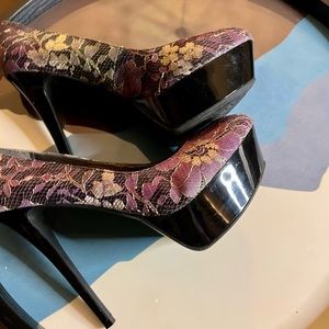 Carlos Santana Lace Platform Pumps
